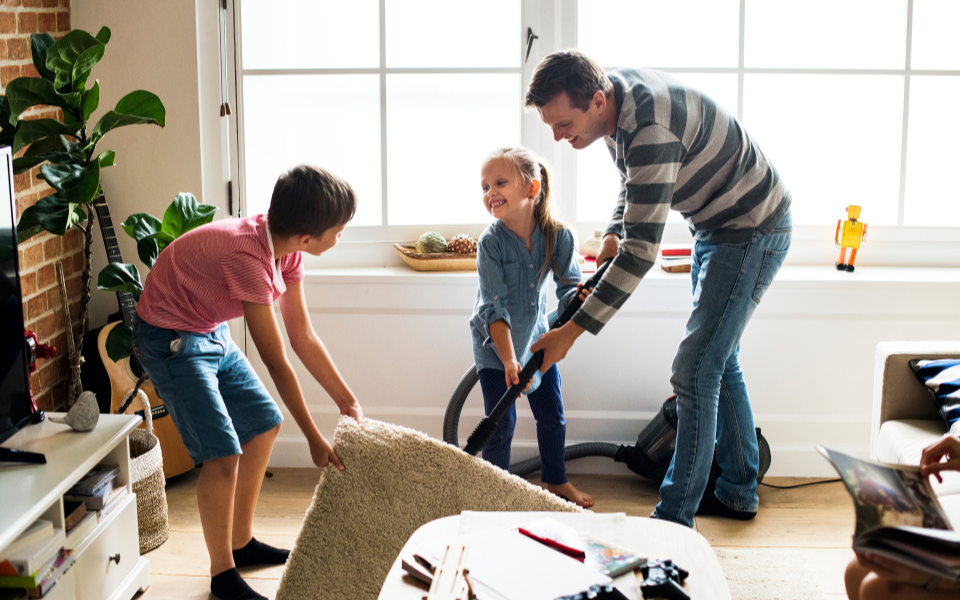 A importância dos filhos ajudarem nas tarefas de casa 