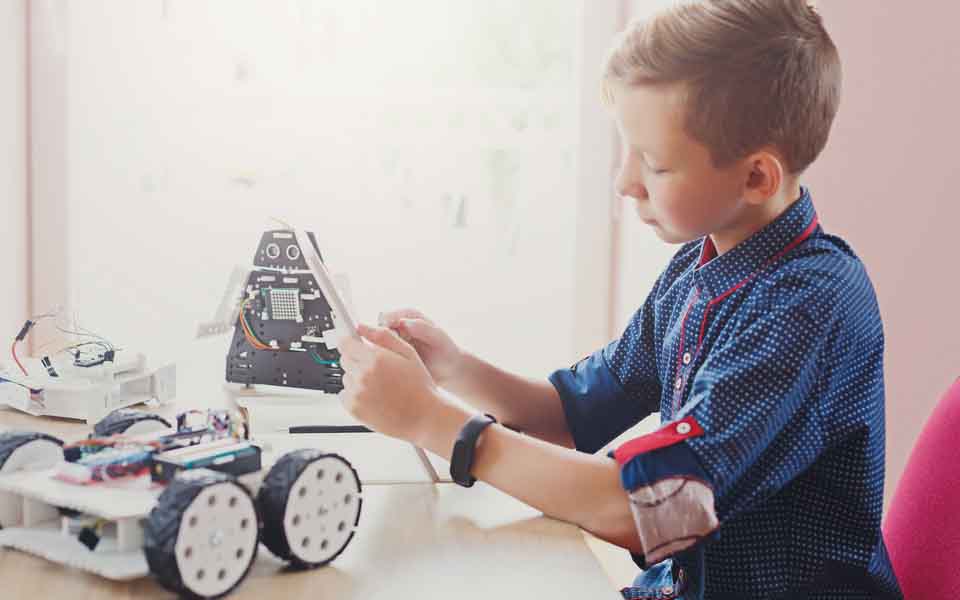 Como a robótica pode ajudar as crianças na escola