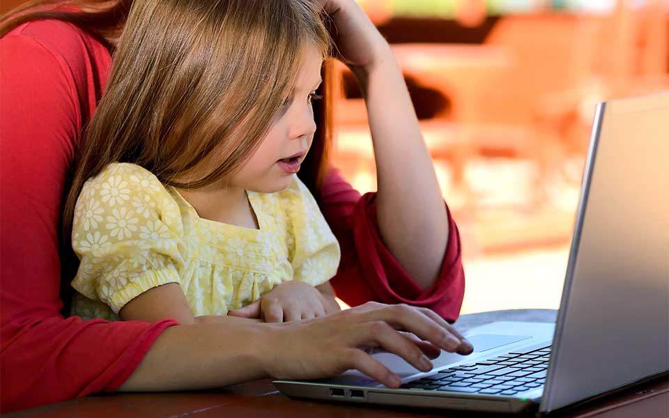 Como ensinar os seus filhos a usar a internet com segurança
