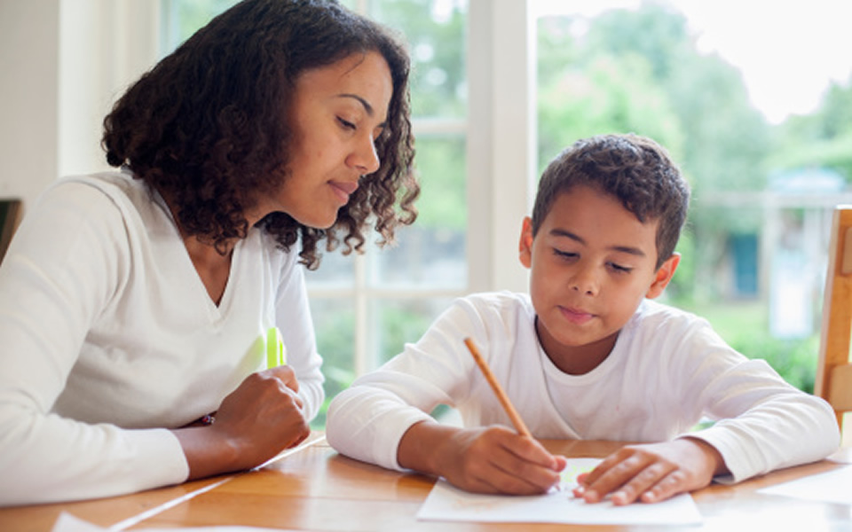 Como incentivar o meu filho a fazer as tarefas escolares todos os dias?