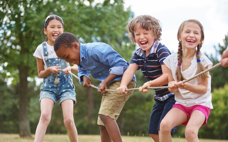 Dia da Amizade: a importância da interação dos filhos com outras crianças