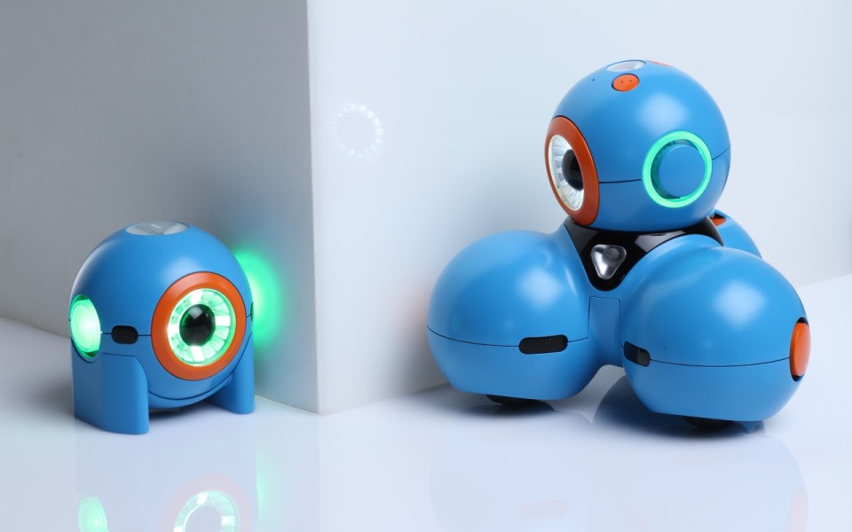Os robôs Bo e Yana ensinam linguagem de programação as crianças